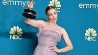 Amanda Seyfried menerima penghargaan Emmy pertamanya. Foto: AFP via Getty Images/FREDERIC J. BROWN