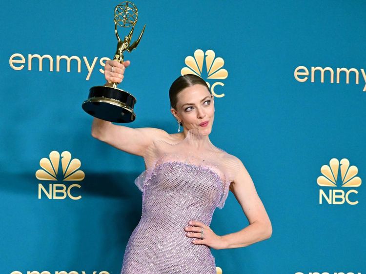 Amanda Seyfried Bintang Serial Terbaik Emmy Awards