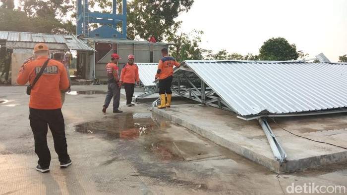 Angin puting beliung di Kabupaten Tegal, Selasa (13/9/2022) sore.