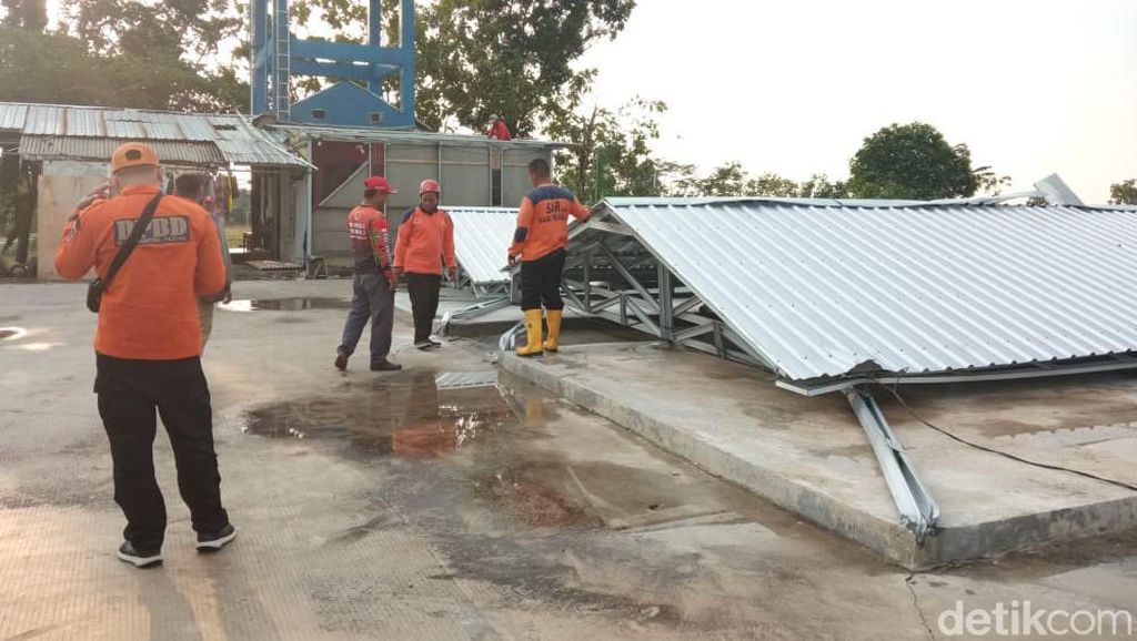 Angin Puting Beliung Terjang 2 Desa di Tegal, Seratusan Rumah Rusak