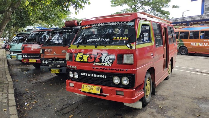 Angkutan umum terparkir di Terminal Rangkasbitung, Lebak. (Foto: Fathul Rizkoh/detikcom)
