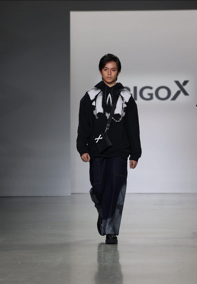 Angga Yunanda bergaya dengan hoodie dan celana oversized serta platform boots. Foto: Instagram/@erigostore