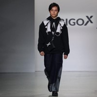 Angga Yunanda bergaya dengan hoodie dan celana oversized serta platform boots. Foto: Instagram/@erigostore