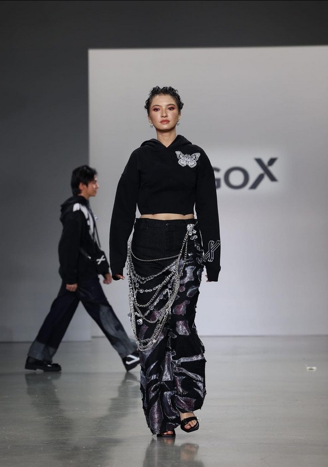 Biasa bergaya feminin dan girlie, Raline Shah tampil boyish dengan setelan crop hoodie hitam rok berwarna senada. Aksen silver dan ranti besi menambah kesan maskulin. Foto: Instagram/@erigostore