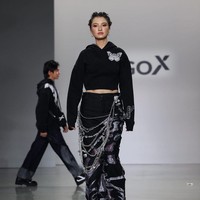 Biasa bergaya feminin dan girlie, Raline Shah tampil boyish dengan setelan crop hoodie hitam rok berwarna senada. Aksen silver dan ranti besi menambah kesan maskulin. Foto: Instagram/@erigostore