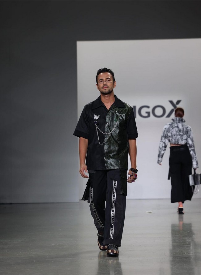 Raffi Ahmad tampil dengan kemeja oversized dan celana longgar, serta sneakers hitam. Foto: Instagram/@erigostore