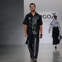 Raffi Ahmad tampil dengan kemeja oversized dan celana longgar, serta sneakers hitam. Foto: Instagram/@erigostore