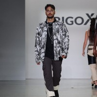 Refal Hady memadukan T-shirt, jaket motif abstrak serta celana bernuansa monokrom. Boots hitam dan kalung rantai melengkapi penampilannya. Foto: Instagram/@erigostore