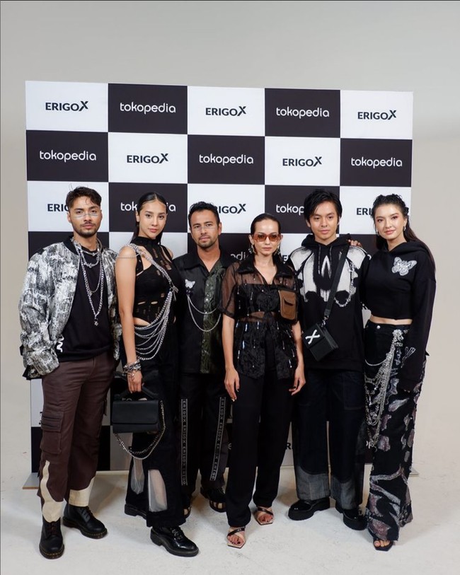 Erigo menggandeng enam artis untuk melenggang di fashion show koleksi Spring/Summer 2023. Untuk kali kedua, brand lokal dengan ciri khas gaya sporty dan edgy ini tampil di New York Fashion Week. Foto: Instagram/@erigostore