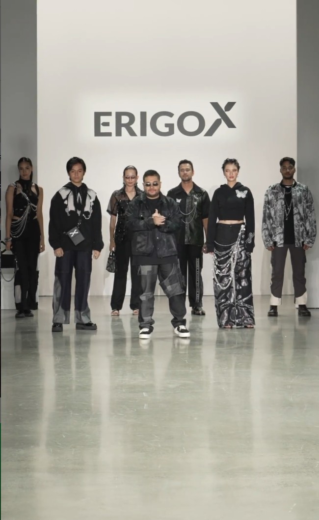 Keenam artis Indonesia tampil dengan busana serba hitam. Gaya sporty sekaligus edgy jadi highlight koleksi dari lini Erigo-X. Koleksi kali ini didedikasikan untuk mereka yang berusaha menemukan jati diri dan keaslian sebagai individu. Foto: Instagram/@erigostore