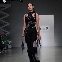 Anya Geraldine tampil bak model profesional dengan atasan halter berdetail cut-out yang dipadukan rok panjang berdetail mesh transparan. Rantai metal yang melilit tubuhnya menambah kesan edgy pada penampilan. Foto: Instagram/@erigostore