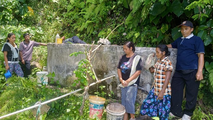 Beberapa masyarakat Banjar Dinas Bukit Catu saat mencari air ke sumber mata air Bukit Kejumas dengan menempuh jarak 3 kilometer