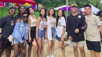 Beby Tsabina bersama dengan teman-teman baru di Amerika Serikat. Foto: dok. Instagram Beby Tsabina