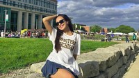 Pose Beby Tsabina berlatar gedung kampus barunya. Foto: dok. Instagram Beby Tsabina