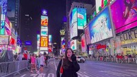 Beby Tsabina menikmati malam di Times Square. Foto: dok. Instagram Beby Tsabina