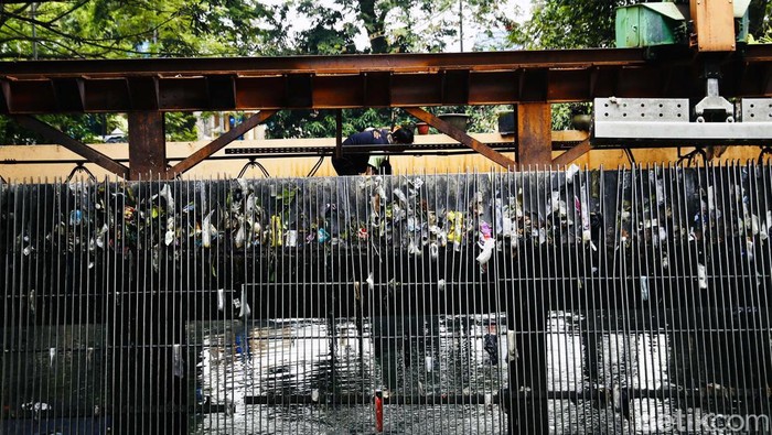 Begini Perjuangan UPK Badan Air Cegah Banjir di Jakarta UPK Badan Air Dinas Lingkungan Hidup DKI Jakarta membersihkan sampah di Pompa Air Flyover Tomang, Selasa (13/9/2022). Kegiatan ini untuk mengantisipasi banjir di Ibukota.