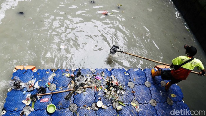 UPK Badan Air Dinas Lingkungan Hidup DKI Jakarta membersihkan sampah di Pompa Air Flyover Tomang, Selasa (13/9/2022). Kegiatan ini untuk mengantisipasi banjir di Ibukota.