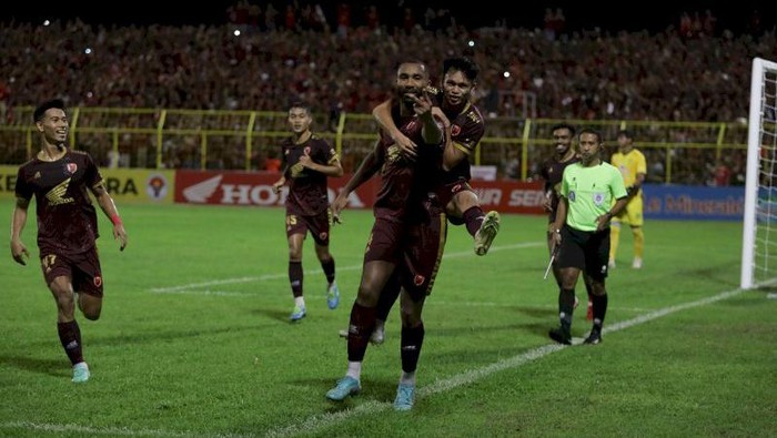 Bek PSM Makassar Yuran Fernandes merayakan gol usai mencetak ke gawang Persebaya Surabaya