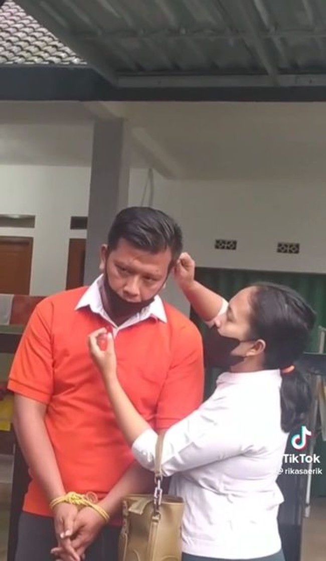 Mohon maaf jangan di hujat kami hanya mencoba menghibur, tulis akun TikTok @rikasaerik. Foto: Dok. TikTok @rikasaerik.