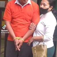 Inilah aksi pasutri yang membuat parodi kemesraan Ferdy Sambo dan Putri Candrawathi saat melakukan rekonstruksi pembunuhan Brigadir J. Aksi parodi tersebut sukses membuat netizen tersenyum hingga ngakak.