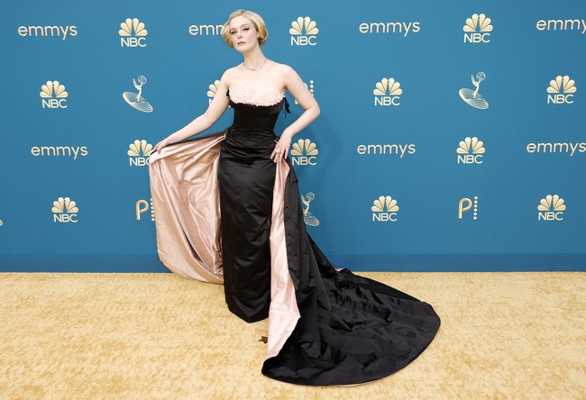 Elle Fanning membawa masa-masa kejayaan old Hollywood glamor dengan gaun berekor dramatis karya Sharon Long. Penampilan kian sempurna dengan gaya rambut era 50-an. (Foto: Getty Images/Frazer Harrison)