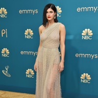 Alexandra Daddario memilih gaun Dior Haute Couture untuk menemani penampilannya di Emmy Awards 2022. Rok menerawang sukses mengakomodasi keseksian bintang serial White Lotus itu. (Foto: AFP via Getty Images/CHRIS DELMAS)