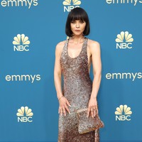 Christina Ricci, aktris yang namanya sedang meroket karena serial Yellow Jackets, memakai gaun berkilauan dari Fendi. Clutch senada bersiluet klasik kian menyempurnakan gaya perempuan bertubuh mungil ini. (Foto: Getty Images/Frazer Harrison)