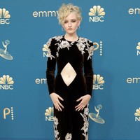 Julie Garner mencuri atensi dengan gaun velvet hitam Gucci berhiaskan embellishment. Gaun hadir dengan detail cut-out yang mengekspos perut pemeran Anna Sorokin di serial Netflix Inventing Anna. (Foto: Getty Images/Frazer Harrison)