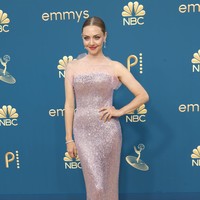 Gaun bersiluet klasik mendominasi karpet merah Emmy Awards 2022. Salah satunya seperti yang membungkus tubuh aktris Amanda Seyfried. Gaun strapless rosegold yang berkilauan menjadi andalan aktris yang berhasil memenangkan Emmy pertamanya dalam kesempatan tersebut.  (Foto: Getty Images/Frazer Harrison)