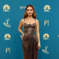 Lily James, pemeran Pamela Anderson di serial Pam & Tommy, menebar aura seksinya dalam balutan gaun Versace. Siluet yang mengikuti lekuk tubuhnya semakin mempertas keseksian aktris asal Inggris ini. (Foto: Getty Images/Momodu Mansaray)