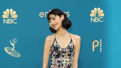 10 Artis Berbusana Terbaik di Emmys 2022, Jung Ho Yeon Pamer Kaki Jenjang