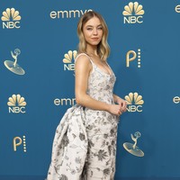 Sydney Sweeney mengukuhkan momen glamornya di karpet merah Emmy Awards dengan gaun Oscar de la Renta bermotif floral. (Foto: Getty Images/Frazer Harrison)
