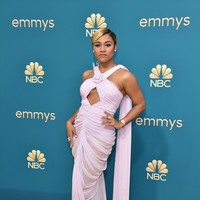 Gaun halter berwarna lilac rancangan Prabal Gurung dipilih aktris Ariana DeBose di karpet merah Emmy AWards 2022. Gaun tersebut hadir dengan kain yang menjuntai pada bagian belakang gaun sehingga menyumbangkan kesan elegan pada penampilan aktris pemenang Oscar itu. (Foto: AFP via Getty Images/CHRIS DELMAS)