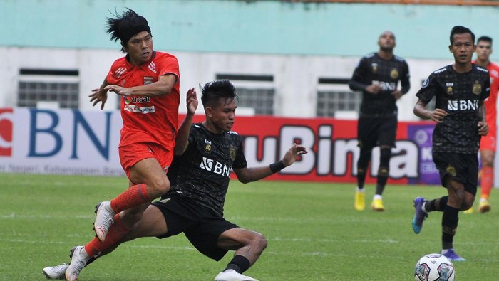 Pesepak bola Bhayangkara FC  Kasim Botan (tengah) terjatuh saat berebut bola dengan pesepak bola Borneo FC Samarinda Kei Hirose (kiri) pada lanjutan Liga 1 di Cikarang, Kabupaten Bekasi, Jawa Barat, Selasa (13/9/2022). ANTARA FOTO/ Fakhri Hermansyah/aww.