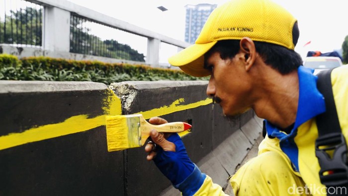 Biar Kinclong, Separator Jalan Gatsu Dicat Ulang Petugas Suku Dinas Bina Marga Jakarta Pusat, mengecat pembatas jalur bus transjakarta di Jalan Gatot Subroto, Jakarta, Selasa (13/09/2022).
