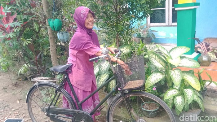 Binem, warga Kalikotes, Klaten, yang menjadi korban penjambretan sepulang dari mencairkan BLT BBM, Selasa (13/9/2022).