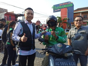 Wabup Blitar dan Komunitas Otomotif Bagikan BBM Gratis ke Warga