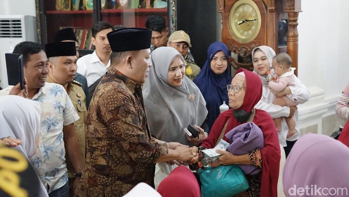 Bupati Sampang saat menyampaikan pesan kepada warganya yang diberangkatkan umrah gratis