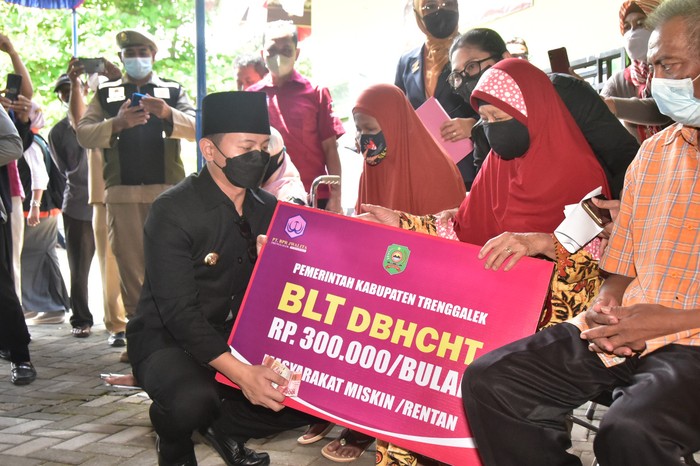 Bupati Trenggalek Salurkan BLT