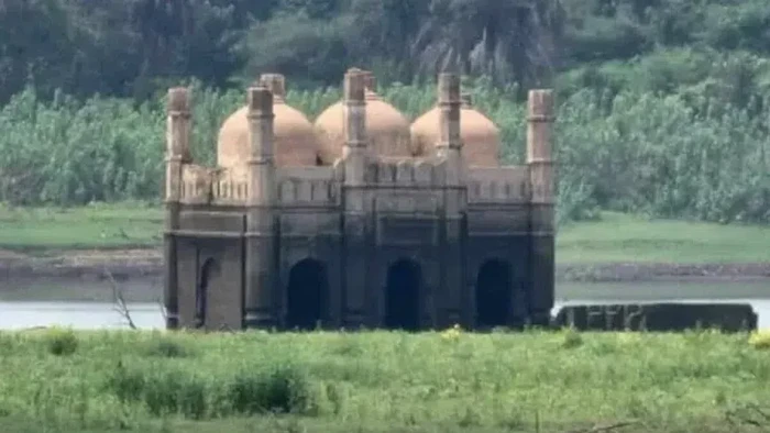 Dam di ujung selatan Dam Phulwaria, Bihar, India, mengering, masjid tua muncul ke permukaan.
