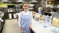 Nah, kalau yang satu ini adalah potret dapur Sang Ratu yang ada di Buckingham Palace. Dapurnya luas dengan berbagai furniture lengkap. Foto: Getty Images