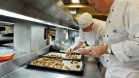 Dapurnya sebanding dengan yang biasa ditemui di restoran bintang lima. Ada banyak staf yang bekerja di dapur tersebut dengan tugasnya masing-masing. Foto: Getty Images
