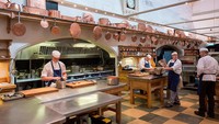 Sementara ini adalah potret dapur Sang Ratu yang ada di Windsor Castle. Tak kalah luas, dilengkapi dengan meja kayu, oven, kompor dan berbagai alat masak. Foto: Getty Images