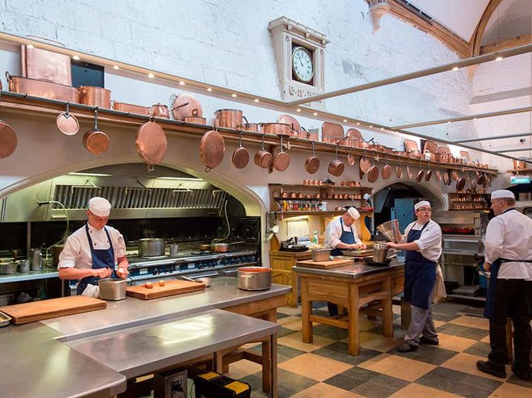 10 Potret Dapur Keluarga Kerajaan Inggris yang Klasik Mewah