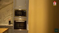 Tepat di sampingnya ada area untuk meletakkan oven dan microwave. Alat masak itu akan digunakan untuk memanggang kue maupun makanan lainnya. Foto: YouTube The Sungkars
