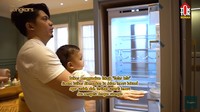 Kulkas di dapur Zaskia Sungkar ini juga desainnya tak terlihat atau menggunakan teknik enter into. Di mana kulkas dibenamkan ke dalam lemari kabinet. Foto: YouTube The Sungkars