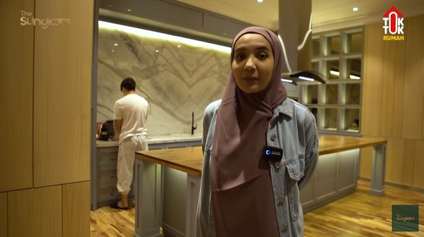 Keren! Tampilan Dapur Zaskia Sungkar yang Klasik Minimalis