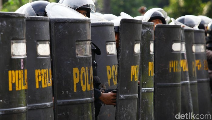 Demo 13 September 2022 dilaksanakan dalam rangka menolak kenaikan harga bahan bakar minyak (BBM). Sejumlah massa ikut dalam demo di Jakarta tersebut.
