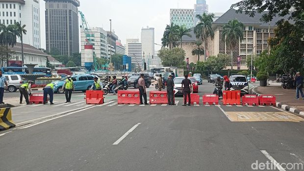 Demo 13 September 2022 dilaksanakan dalam rangka menolak kenaikan harga bahan bakar minyak (BBM). Sejumlah massa ikut dalam demo di Jakarta tersebut.