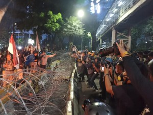 Makin Panas! Pendemo BBM Naik di Jakpus Nyalakan Petasan-Jebol Kawat Duri